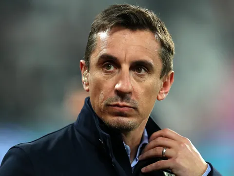 Xúi De Jong khởi kiện, Neville bị NHM Barca trả đũa