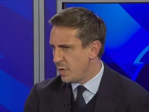 Neville gọi sao Arsenal là "nỗi ô nhục"