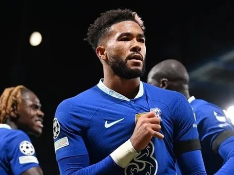 Neville bị phản pháo vì gọi sao Liverpool là Cafu