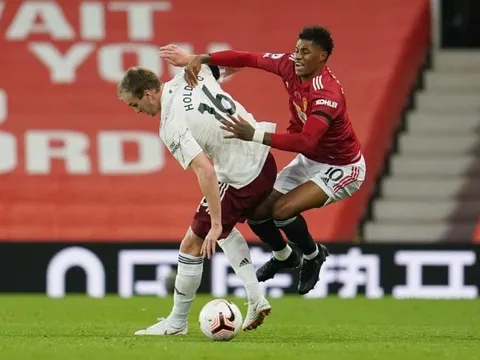 Neville chỉ rõ 1 vấn đề khiến sơ đồ kim cương không phù hợp với Man Utd