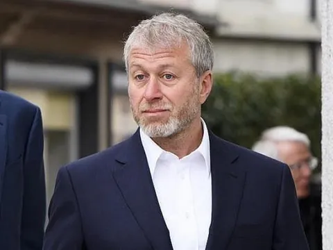 Neville hiểu rõ lý do Roman Abramovich bạo chi