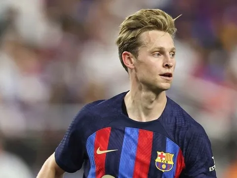 Neville muốn De Jong kiện Barca