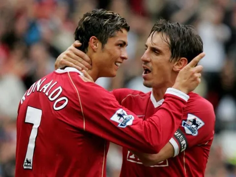 Gạt Ronaldo, Van Persie, Neville kể tên 2 bản hợp đồng đặc biệt nhất của M.U