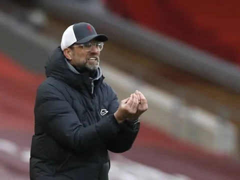 CĐV Liverpool điên tiết đòi tống khứ cái tên tệ hại, chỉ biết đi bộ