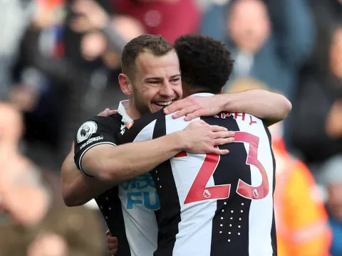 Newcastle thăng hoa tại Premier League