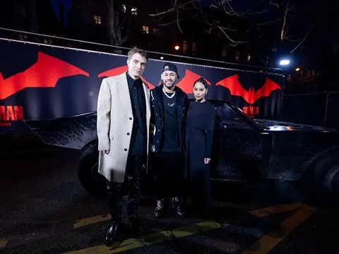 Neymar rạng rỡ khi được gặp thần tượng