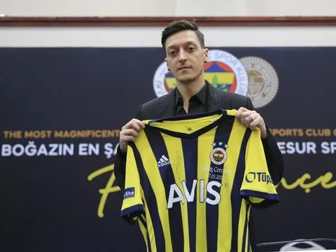 Ngã rẽ bất ngờ của Mesut Ozil