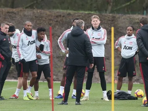 Ngay tháng 12, tân binh được hội quân, tập cùng Man Utd