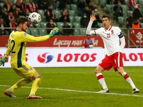 "Nghệ sĩ" Lewandowski biến ảo khó lường, khiến Italia mất ngôi đầu bảng
