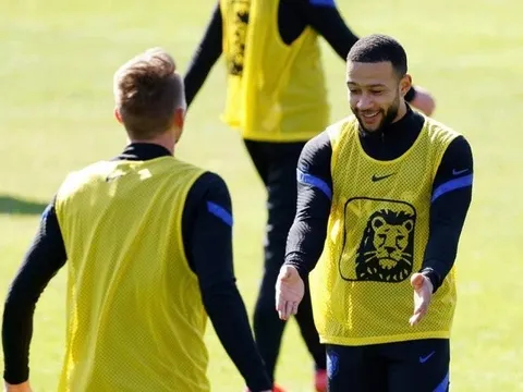 'Nghệ sĩ sân cỏ' và 'con sư tử' rạng rỡ trên sân tập Hà Lan