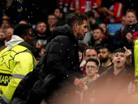 Nghệ thuật hắc ám đã bao trùm Old Trafford