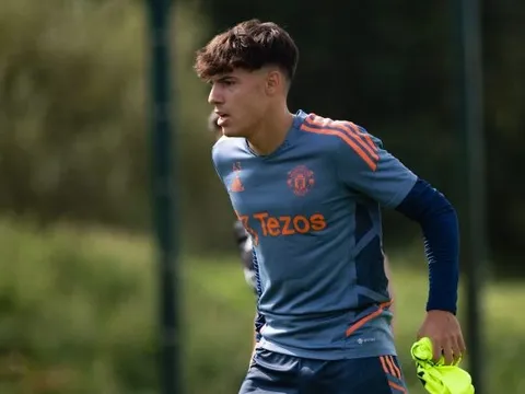 Nghi ngờ Wan-Bissaka, Ten Hag triệu tập hậu vệ phải tiềm năng đấu Arsenal