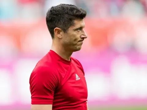 Nghịch cảnh chưa buông tha Bayern, "máy dội bom" lên bàn mổ