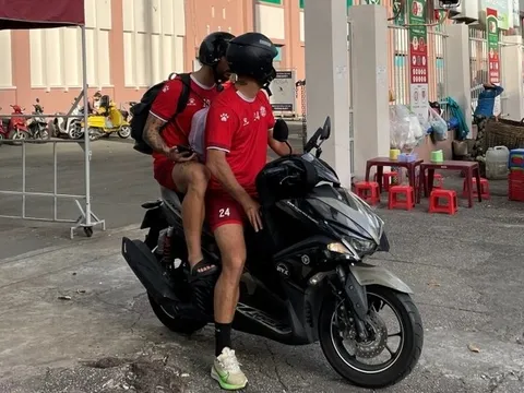 Ngoại binh bị thanh lý rời đội TP.HCM bằng xe máy