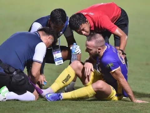 Ngoại binh CLB Hà Nội chấn thương phải nhập viện