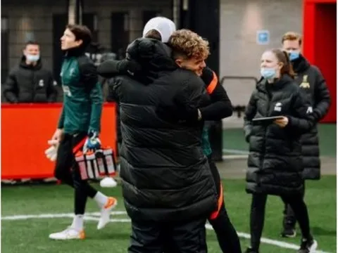 Ngọc quý trở lại, Klopp ôm cuồng nhiệt như thể gặp cứu tinh