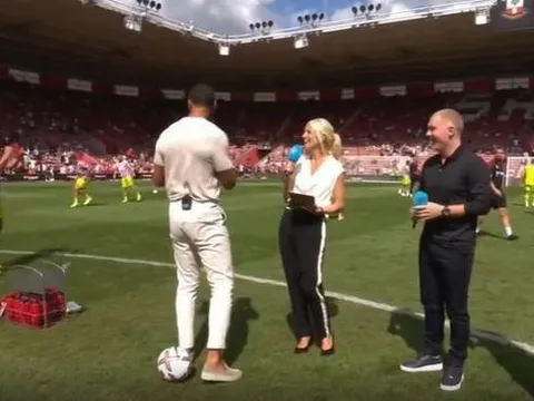 Ngồi dự bị 2 trận, Ronaldo phản ứng bất ngờ với Ferdinand