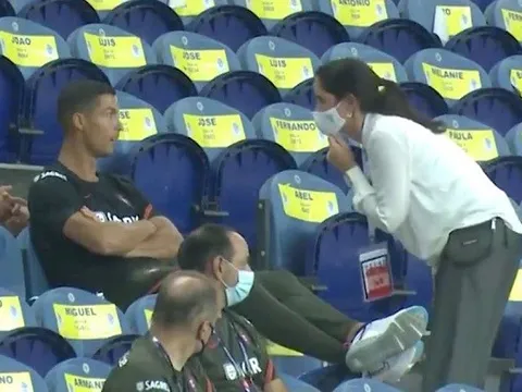 Ronaldo bị nhắc nhở trên khán đài