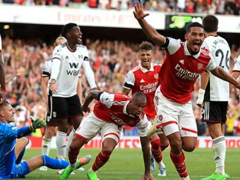 Ngược dòng nghẹt thở, Arsenal đòi lại ngôi đầu từ Man City