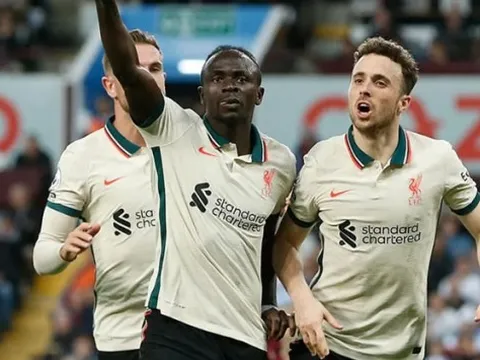 Ngược dòng trước Villa, Liverpool đã đuổi kịp Man City