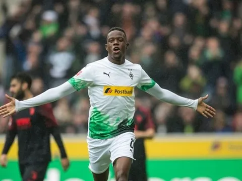 Người đại diện lên tiếng, Man Utd tan mộng sở hữu "quái thú" toàn diện giữa sân