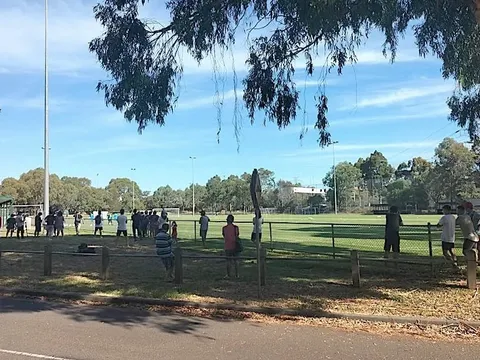 Người hâm mộ đi xem buổi tập của tuyển Việt Nam ở Australia