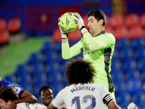 Người hùng cứu nguy, Real hòa hú vía