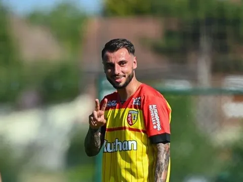 Người khiến M.U, Chelsea đấu đá trên TTCN