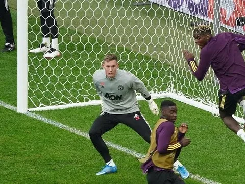 Người rất đặc biệt xuất hiện, Van de Beek khiến Pogba 'hốt hoảng'