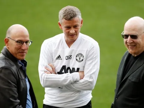 Nhà Glazer tháo chạy, CĐV Man Utd mở hội