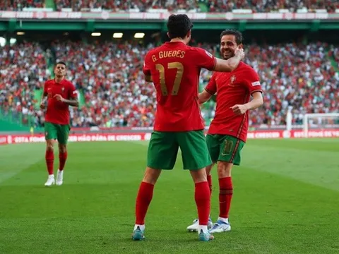 Tiền vệ Man City 'xâu kim' trọng tài