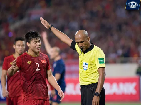 Nhận mưa "gạch đá" từ CĐV Việt Nam, trọng tài Al Kaf quyết định làm 1 điều