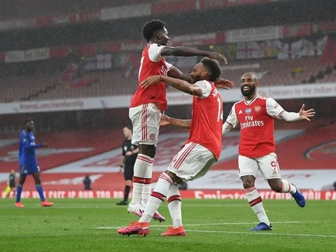 Nhận quà đẳng cấp từ Aubameyang, 'ngọc quý' Arsenal phấn khích: 'Đội trưởng của tôi hoàn toàn khác biệt'