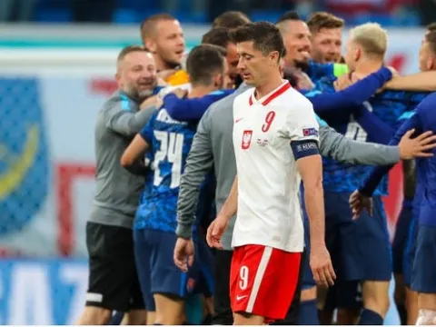 Nhiệt tình thành thảm họa, Ba Lan 'phơi áo' trước Slovakia