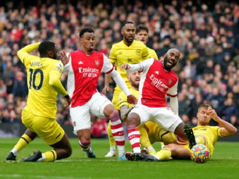 Nhìn Lacazette thét lên đau đớn, người ta biết Wenger đã đúng