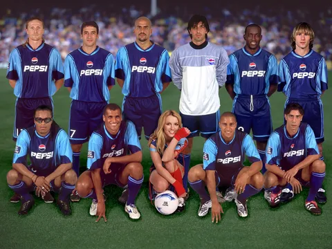 Nhìn lại đội hình huyền thoại 18 năm trước của Pepsi: Britney Spears và "bom xịt" Man United