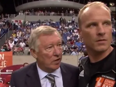 Nhìn lại lần duy nhất Sir Alex dẫn dắt Dennis Bergkamp