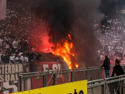 NHM Ajax đốt sân kinh hoàng, khói đen lan tỏa góc khán đài
