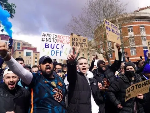 NHM Chelsea như "ong vỡ tổ", ùa ra đường tẩy chay nhà Ricketts