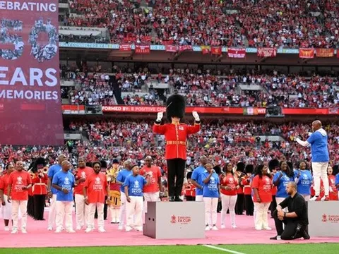 NHM Liverpool gây tranh cãi trên sân Wembley