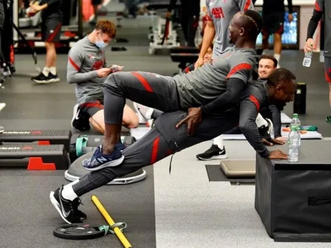 NHM tá hỏa khi chứng kiến "đôi chân pha lê" chơi dại trong khu tập luyện Liverpool