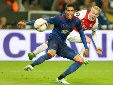 Những hình ảnh đẹp nhất của Van de Beek khi đối đầu M.U ở chung kết Europa League 2017