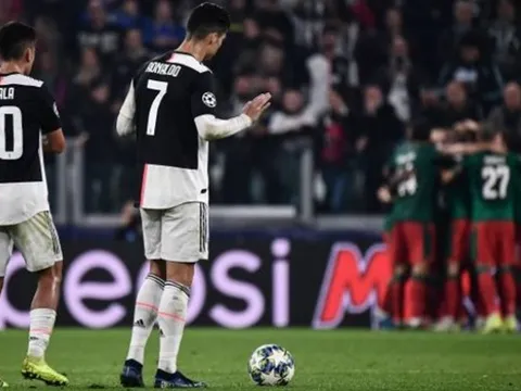Những khoảnh khắc ấn tượng trong trận Juventus - Lokomotiv Moscow: Ronaldo bất lực, nụ hôn trên khán đài