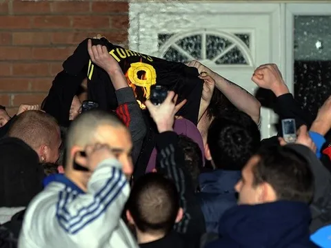 Những hoài niệm của mái nhà mà Liverpool vừa chia tay (P2): Đồi Pako và vụ đốt áo