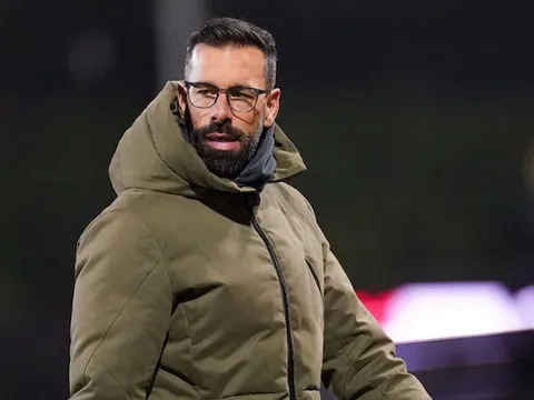 Ruud van Nistelrooy có quyết định khiến Ten Hag buồn lòng