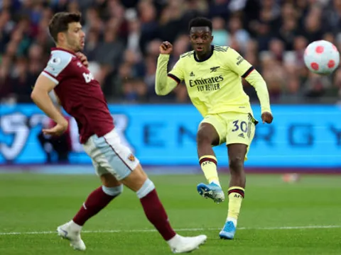 Tiền đạo Arsenal bất ngờ được Liverpool và Chelsea săn đón