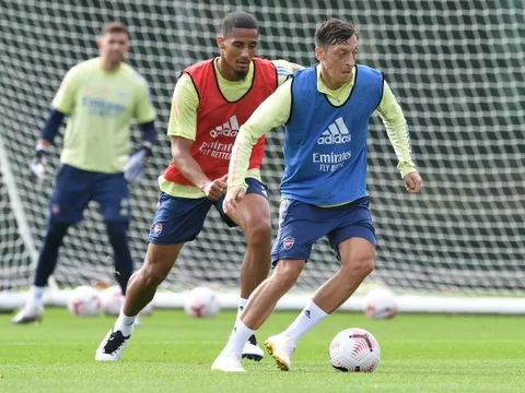 Nối gót Ozil, "sao mai Arsenal" ngồi nhà xem Europa League