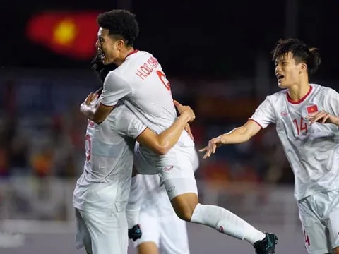 NÓNG! Ghi bàn hạ U22 Singapore, Đức Chinh liền bị "sờ gáy"