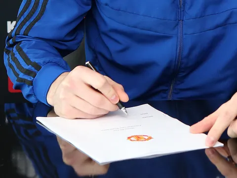 NÓNG! Man Utd ký xong HĐ mới, đối thủ phải dè chừng