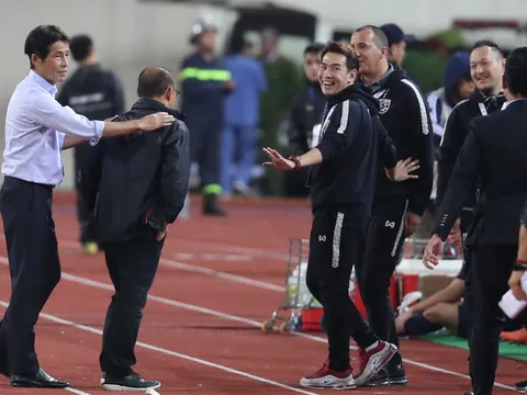 NÓNG! Trêu tức thầy Park, trợ lý HLV Thái Lan nhận án phạt cực nặng